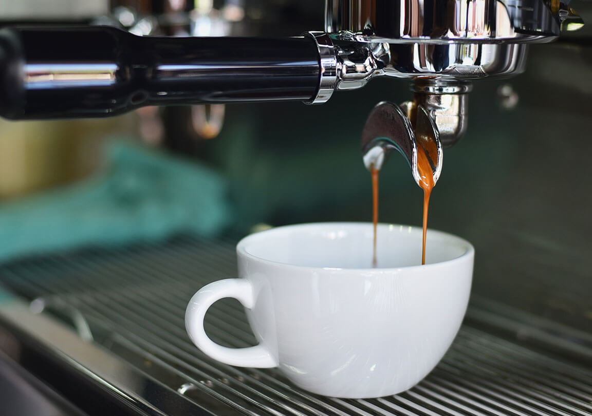 En espressomaskin brygger starkt och gott kaffe