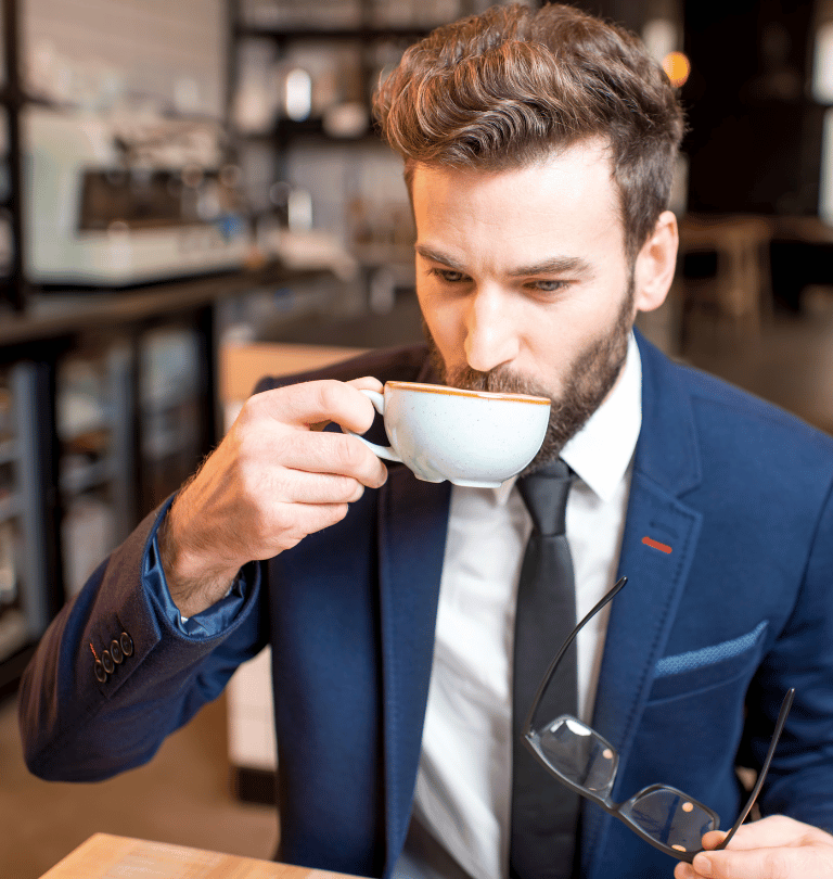 Man som dricker kapselkaffe